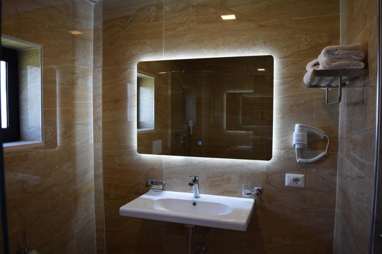 Amber Hotel Albania Spille Exteriör bild