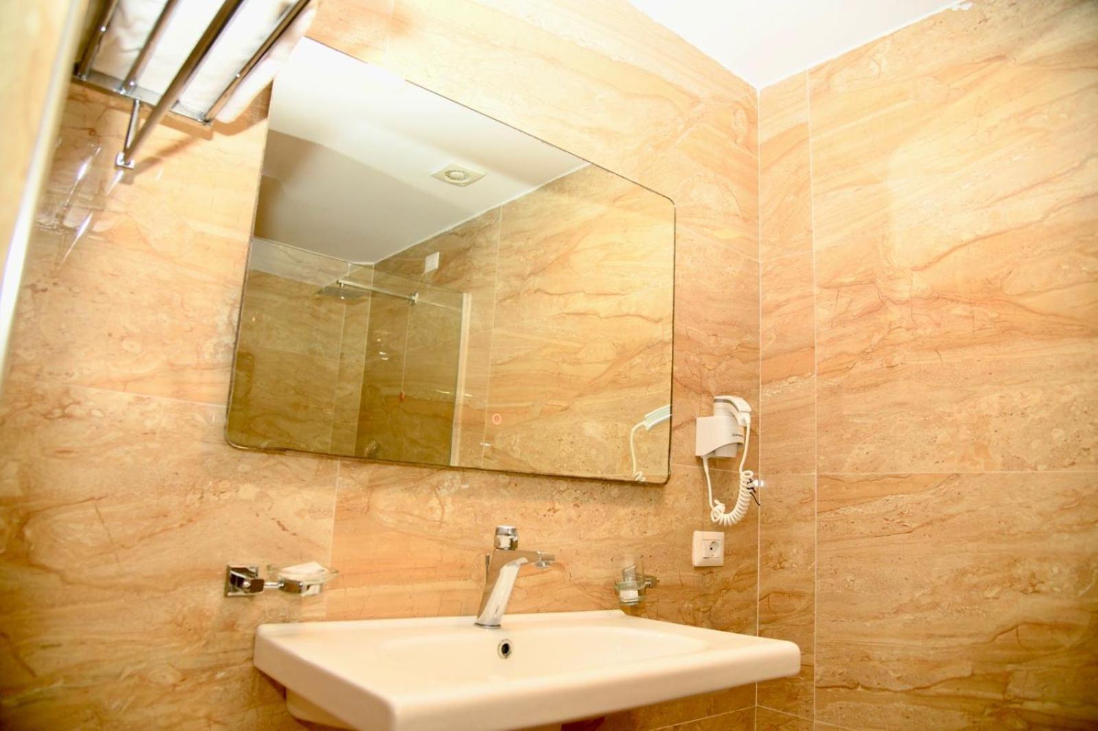 Amber Hotel Albania Spille Exteriör bild